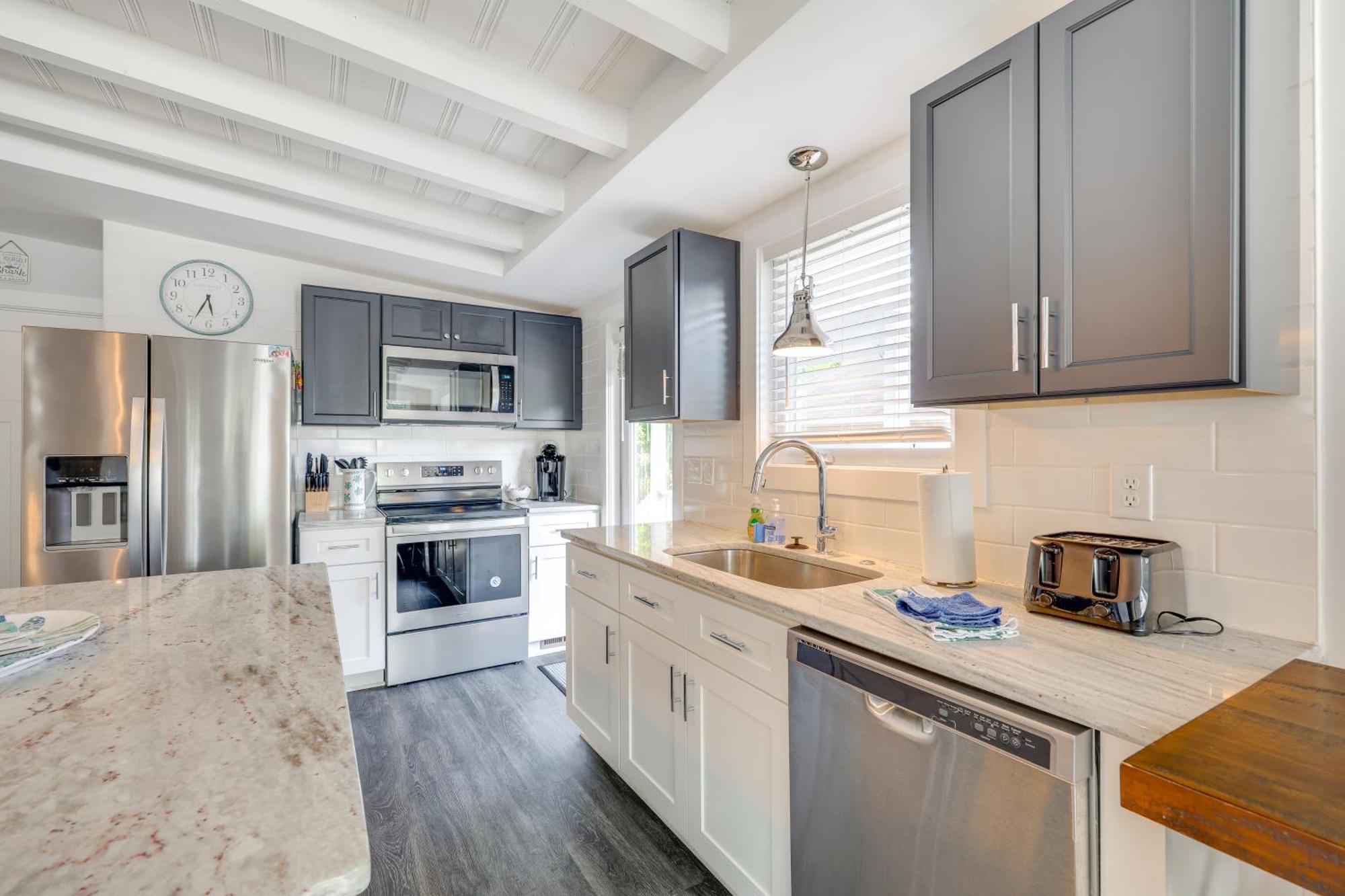 Modern Oak Island Escape 1 Mile To Long Beach! Esterno foto